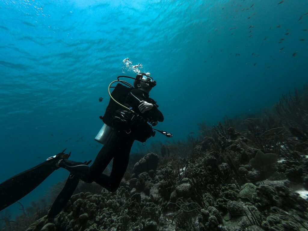 Instructor de SotaCero Diving guiando un curso Open Water en Barcelona Masnou