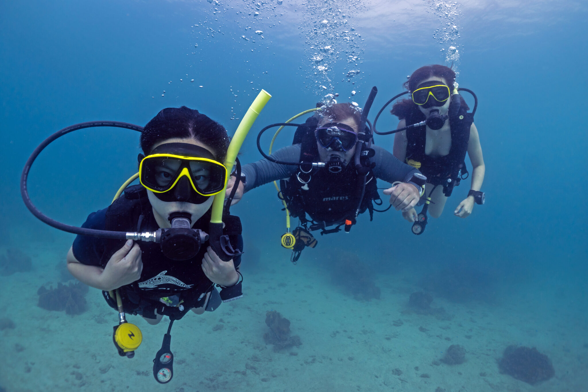Participante Discovery de SotaCero Diving explorando el fondo marino en El Masnou.