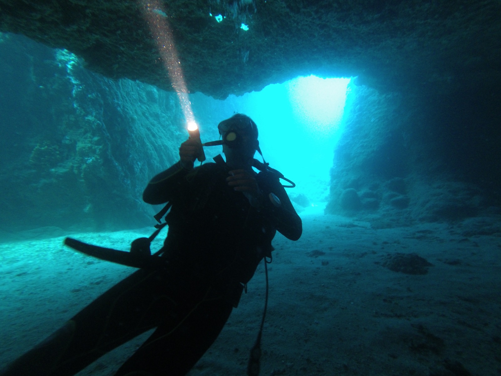 Buceador de SotaCero Diving explorando un arrecife en El Masnou, Barcelona.